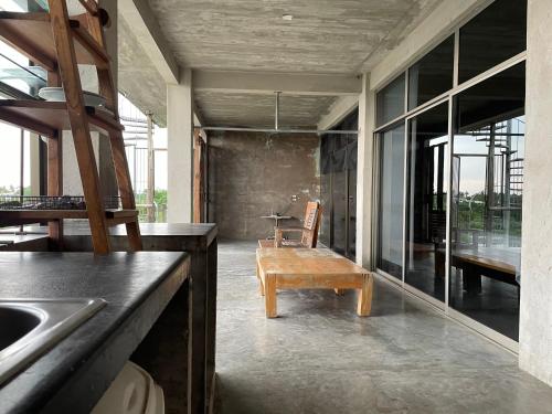 eine Küche mit einem Tisch und einer Bank in einem Zimmer in der Unterkunft Loft Horizonte Arte 2 in Puerto Escondido