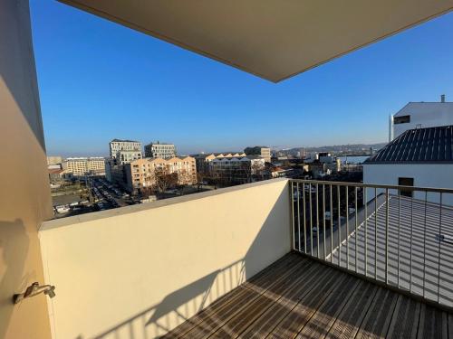 ボルドーにあるStudio harmonieusement aménagé avec parking et terrasse vers la cité du vinの街の景色を望むバルコニー