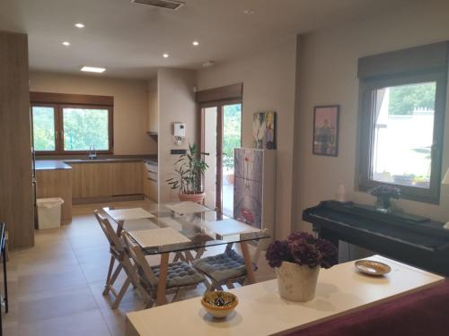 ein Wohnzimmer mit einem Tisch und einem Klavier in der Unterkunft La casita del bosque in Lugo