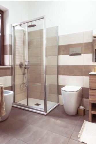 a bathroom with a shower and a toilet at Domus del Gotha in Mazzarino