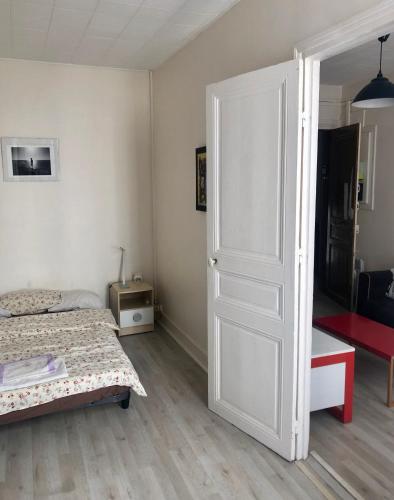 - une chambre avec 2 lits et une porte ouverte dans l'établissement cute and quiet appartment in Montmartre, à Paris