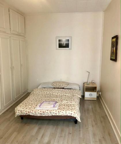 une petite chambre avec un lit et une table de chevet dans l'établissement cute and quiet appartment in Montmartre, à Paris