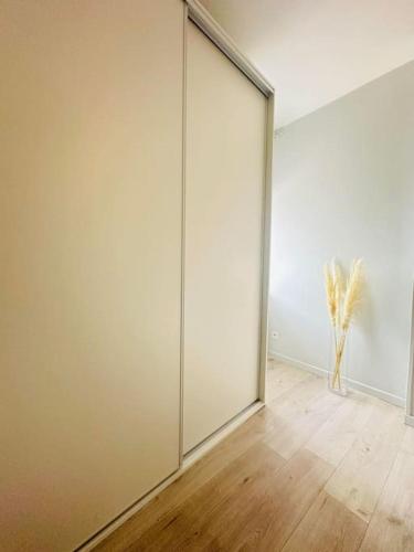 an empty room with a large sliding glass door at La Laonnoise in Laon