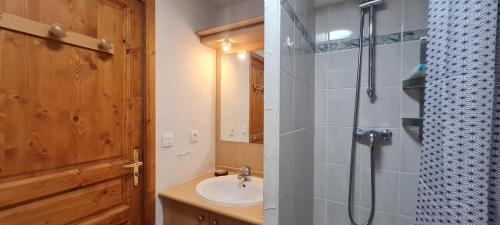 une salle de bain avec un lavabo et une douche dans l'établissement CHALET D- A216 - Appt 4-6 pers, à Les Deux Alpes
