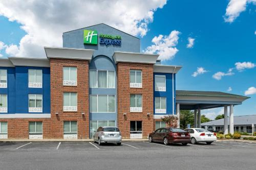 a hotel with cars parked in a parking lot at Holiday Inn Express White House by IHG in White House
