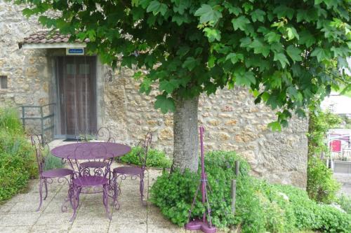 Gîte à PESTELにある庭