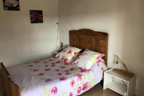 LespéronにあるGîte à PESTELのベッドルーム1室(ピンクの花が咲くベッド1台付)