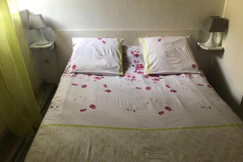 Gîte à PESTELにあるベッド