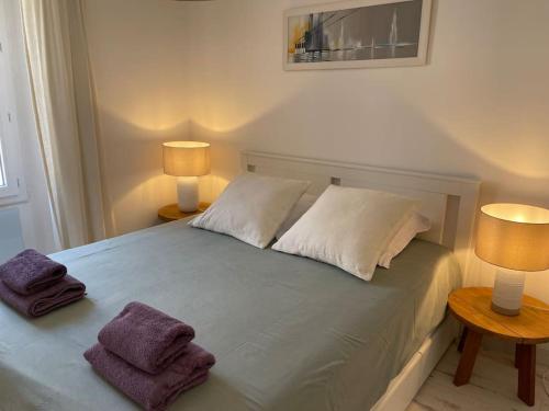 une chambre avec un lit avec deux oreillers et deux lampes dans l'établissement Chez Lily, à La Garde-Freinet