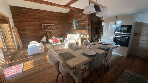 Kuchyň nebo kuchyňský kout v ubytování Penthouse l'Ourse Bleue - Sauna privatif - accès direct aux pistes
