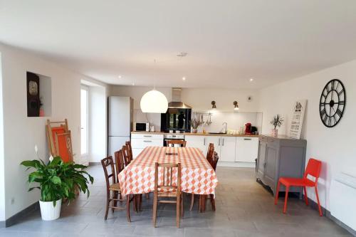 une cuisine et une salle à manger avec une table et des chaises dans l'établissement Gite au cœur du vignoble, à Lagrave