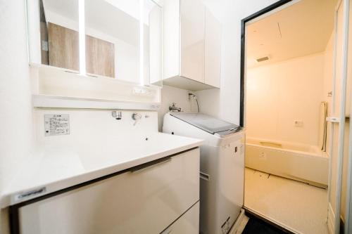 a small kitchen with a sink and a refrigerator at 夏美ホテル in Tokyo