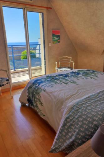 une chambre avec un lit avec vue sur l'océan dans l'établissement Grande maison spacieuse et lumineuse tout confort, à Plozévet