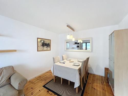 une salle à manger avec une table et un canapé dans l'établissement Appartement Chamonix Centre, 4 Pers, 2 Ch. avec Balcon, Parking, Proche Téléphérique et Remontées - FR-1-507-24, à Chamonix-Mont-Blanc