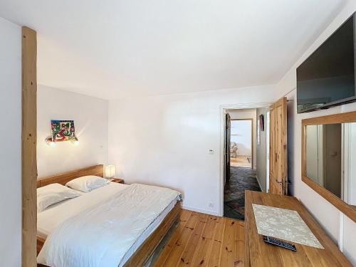 une chambre avec un lit et une télévision à écran plat dans l'établissement Appartement Chamonix Centre, 4 Pers, 2 Ch. avec Balcon, Parking, Proche Téléphérique et Remontées - FR-1-507-24, à Chamonix-Mont-Blanc