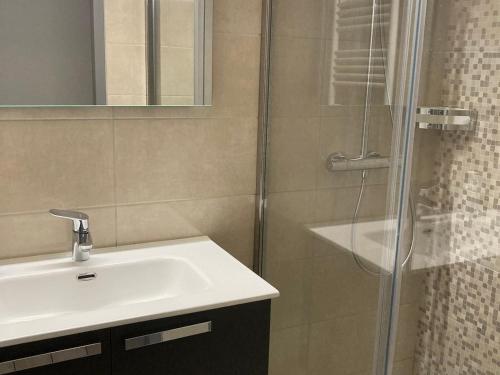 une salle de bain avec un lavabo et une douche dans l'établissement Appartement duplex spacieux et équipé, proche centre de Morzine, navettes gratuites, garage privé - FR-1-524-9, à Morzine