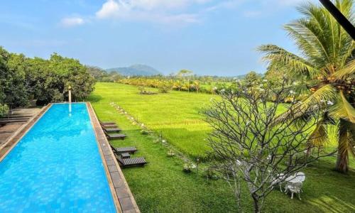 Bazén v ubytování Sigiriana Resort by Thilanka nebo v jeho okolí