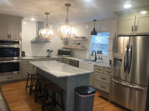 Η κουζίνα ή μικρή κουζίνα στο Gathering Place Big, with Dock, Fiber, and Tankless WH