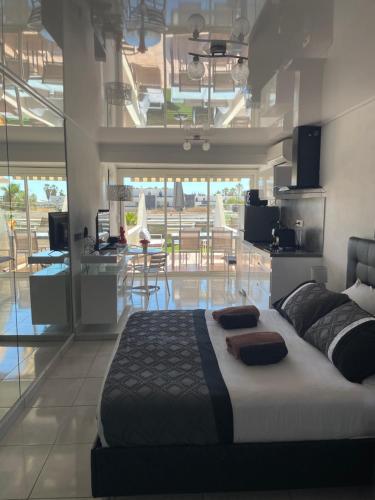 - une grande chambre avec un grand lit dans l'établissement The naturist glamour suite, au Cap d'Agde