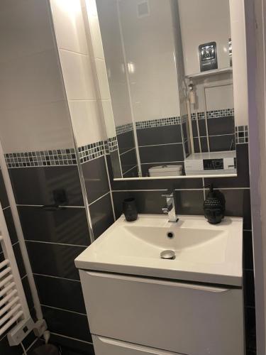 Ένα μπάνιο στο The naturist glamour suite