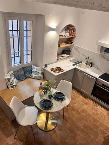 une cuisine avec une table et des chaises dans une pièce dans l'établissement Fishermans House Saint Tropez, à Saint-Tropez