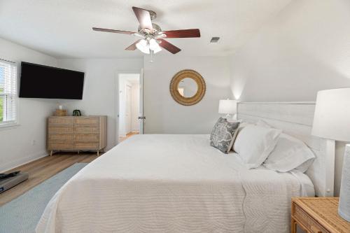 a bedroom with a bed with a ceiling fan at Mins to Casino & Beach Fire Pit Large Yard Decks in Shoreline Park