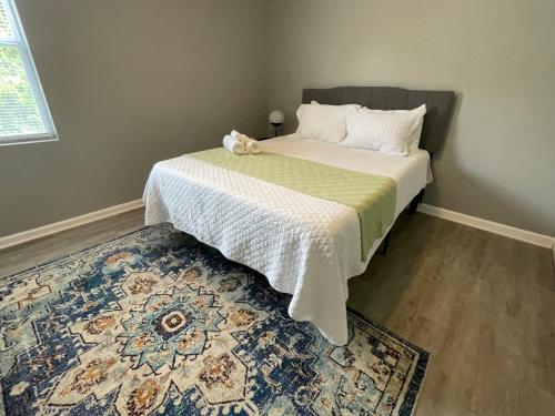 a bedroom with a bed and a rug at The Yale Townhouse- 2 BR in Columbus
