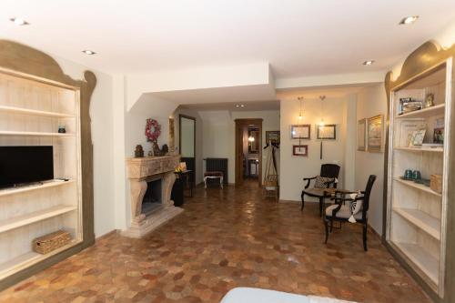 a living room with a fireplace and a tv at VILLA VEIO in Sacrofano