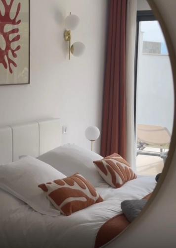 Postel nebo postele na pokoji v ubytování VILLA NAPOLEON vue mer et piscine