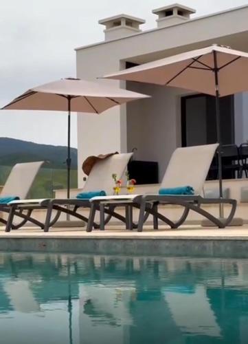 Bazén v ubytování VILLA NAPOLEON vue mer et piscine nebo v jeho okolí