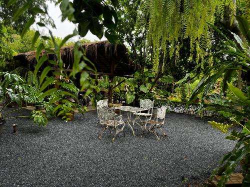 Taman di luar Baan Suanfah Kiangdao