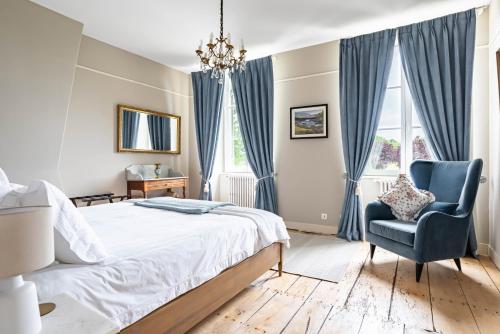 OzillacにあるLe Maine au Cerfのベッドルーム1室(ベッド1台、青い椅子付)