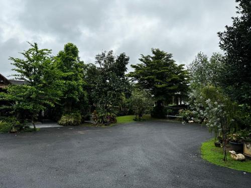 Taman di luar Baan Suanfah Kiangdao