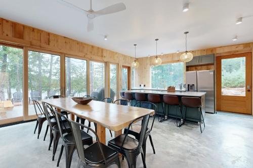 a kitchen and dining room with a table and chairs at Hideaway House in Hope
