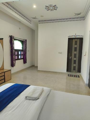 a large bedroom with a bed and a window at Rising Shemesh Home Stay in Udaipur