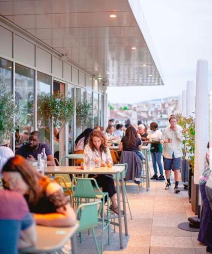 un groupe de personnes assises à des tables dans un restaurant dans l'établissement Loft Réformés Plaine, à Marseille