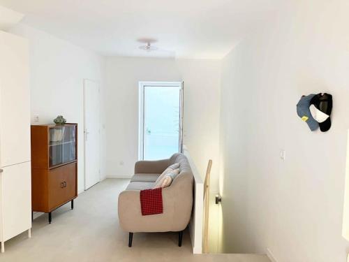 un salon avec un canapé et une télévision dans l'établissement Loft Réformés Plaine, à Marseille