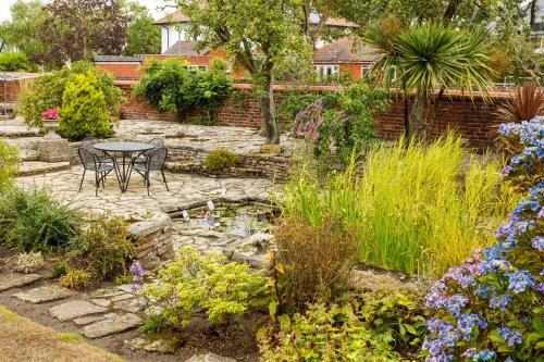 Taman di luar Tranquil Apartment in Merseyside