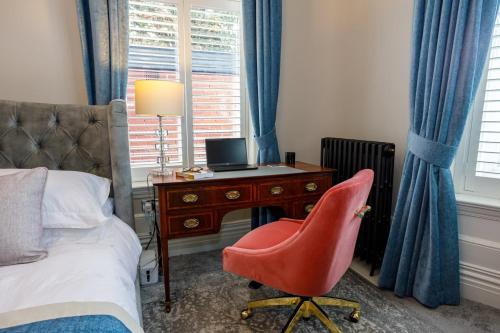 Televisyen dan/atau pusat hiburan di Tranquil Apartment in Merseyside