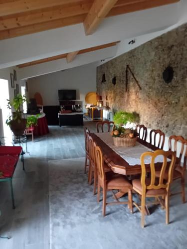 a dining room with a table and chairs at Casa Madureira in Alpalhão