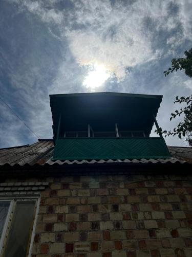 Bangunan di mana terletaknya rumah tamu ini