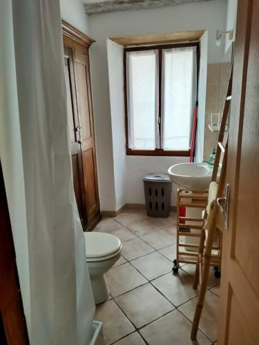 une salle de bain avec toilettes et lavabo dans l'établissement OLMETA DI TUDA - T3, à Olmeta-di-Tuda
