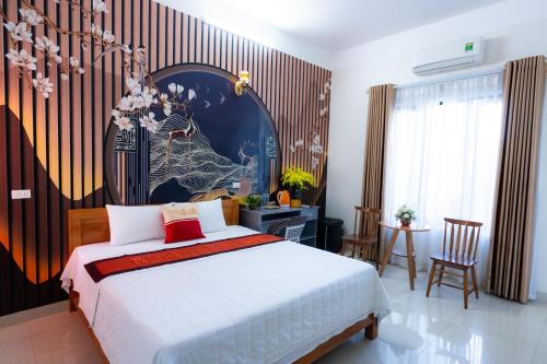 ニンビンにあるTAMCOC VUTHANH FRIENDLY Hotelの部屋にある大きな白いベッドのある寝室