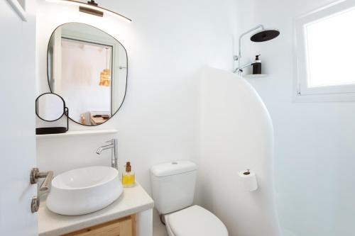 米克诺斯城SilvAir III by Silvernoses, Mykonos的一间白色浴室，配有洗手池和镜子。