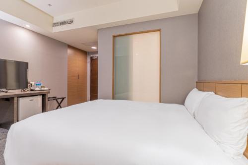 Postel nebo postele na pokoji v ubytování Guide Hotel Taipei Chongqing