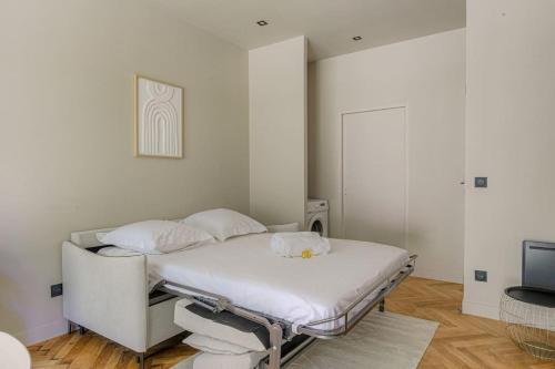 Postel nebo postele na pokoji v ubytování Bel appartement lumineux, deux pièces, Ecully