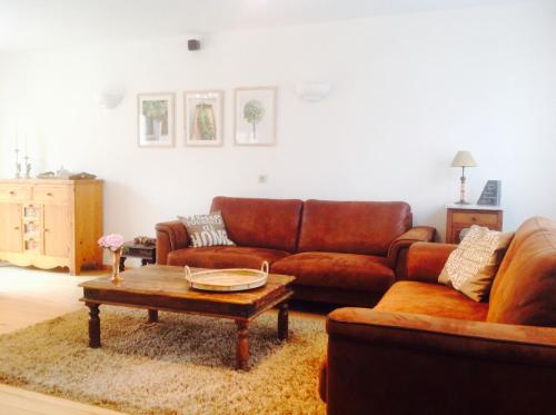 a living room with a couch and a coffee table at Vakantiewoning Ijzerrust in Roesbrugge-Haringe
