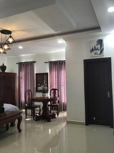 a living room with a table and chairs and a bed at Liza Boutique in Phumi Ta Phul