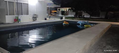 HOMESTAY ALORSETAR TOWNCENTRE by ASTARILA GUESTHOUSE-StadiumDarulaman - iSLAM SAHAJA - Private Pool, BBQ Zone & Kolam Pancing Puyu - 8-13paxの敷地内または近くにあるプール