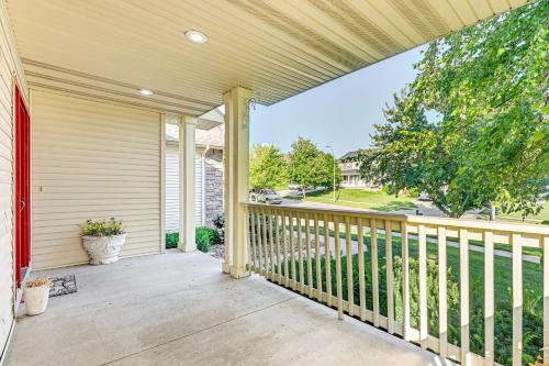 Pet-Friendly Johnston Getaway with Deck and Yard!にあるバルコニーまたはテラス